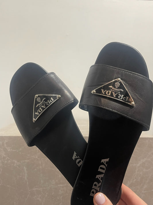 Sandales Prada noires T.37,5