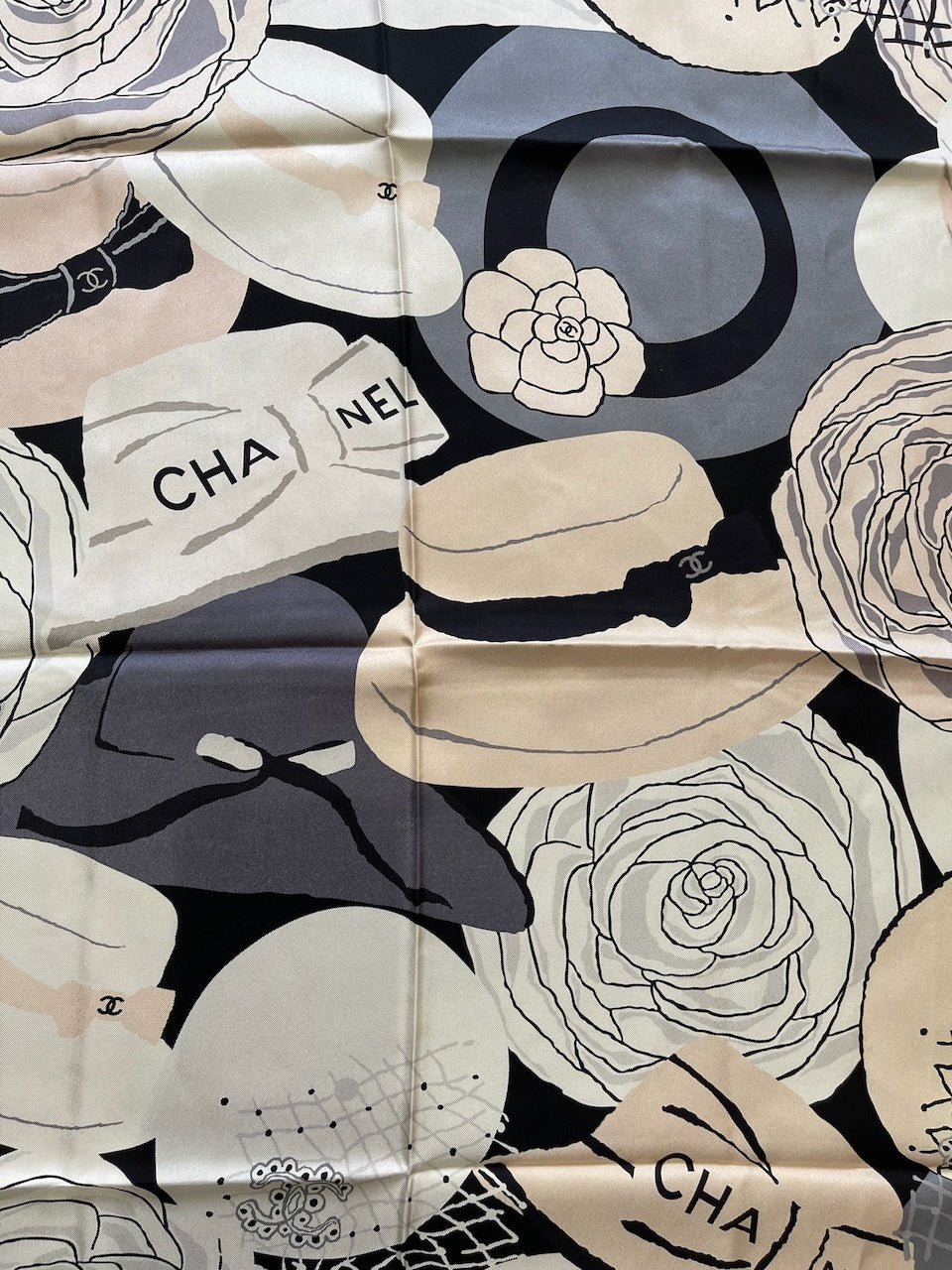 Carré 90 Chanel noir et beige