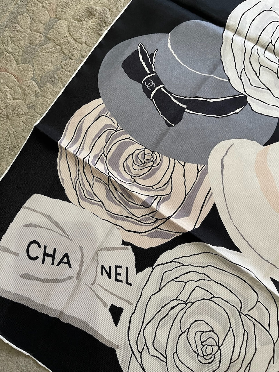 Carré 90 Chanel noir et beige