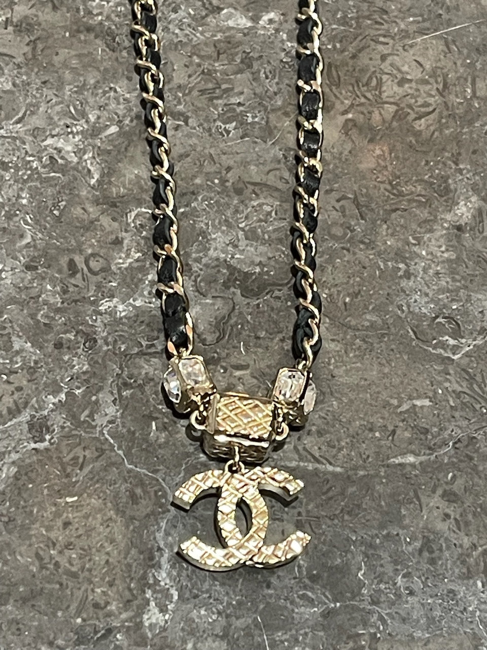 Collier Chanel cuir CC