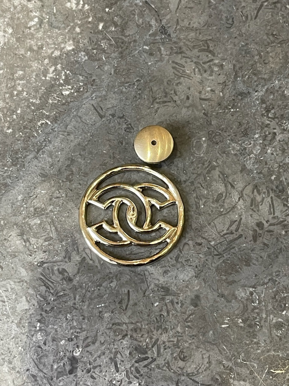 Pins Chanel ronde CC