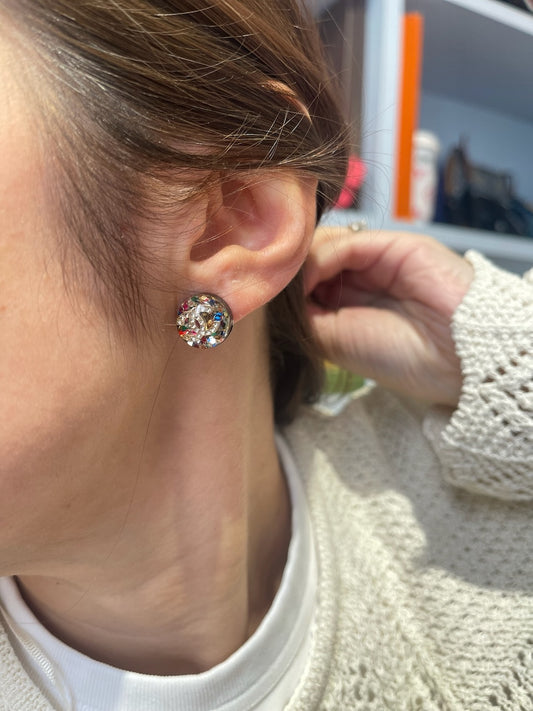 Boucle d'oreille Chanel CC multicolore