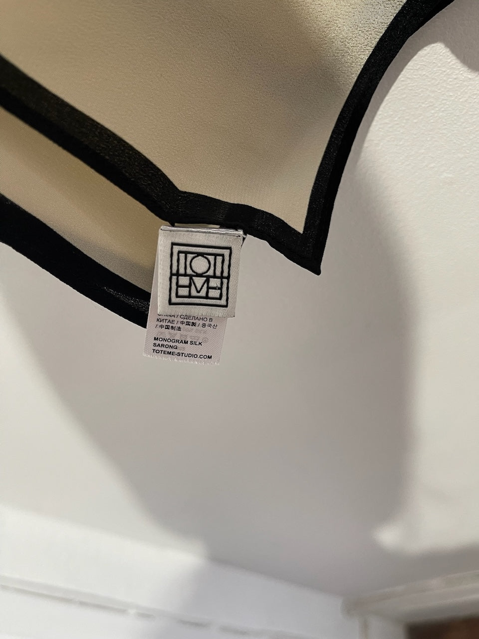 Foulard paréo Toteme noir et blanc