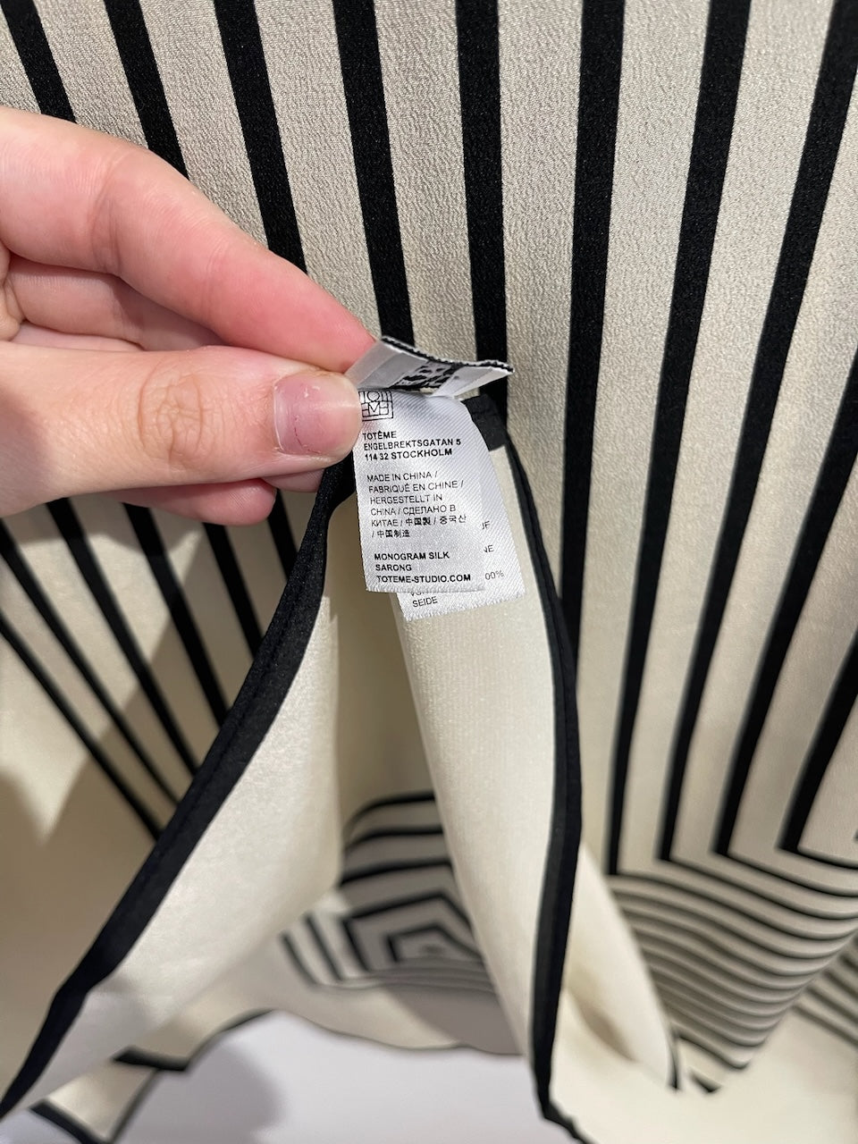 Foulard paréo Toteme noir et blanc