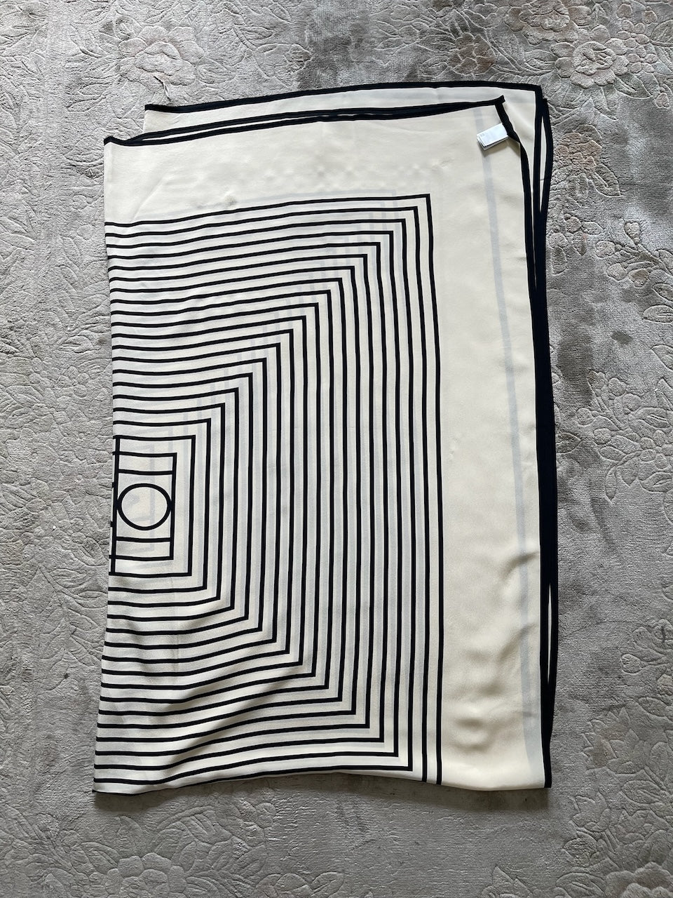 Foulard paréo Toteme noir et blanc