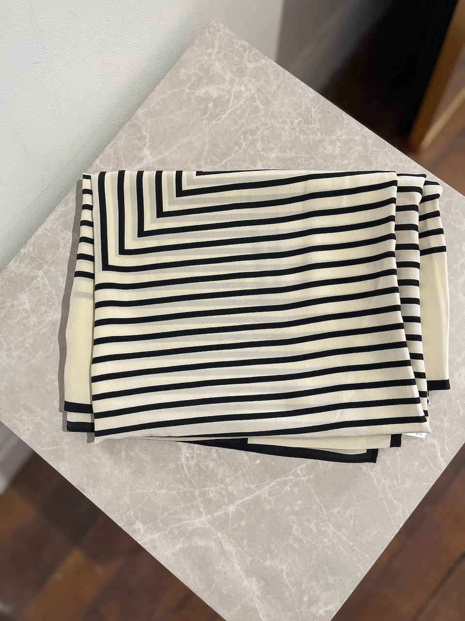 Foulard paréo Toteme noir et blanc