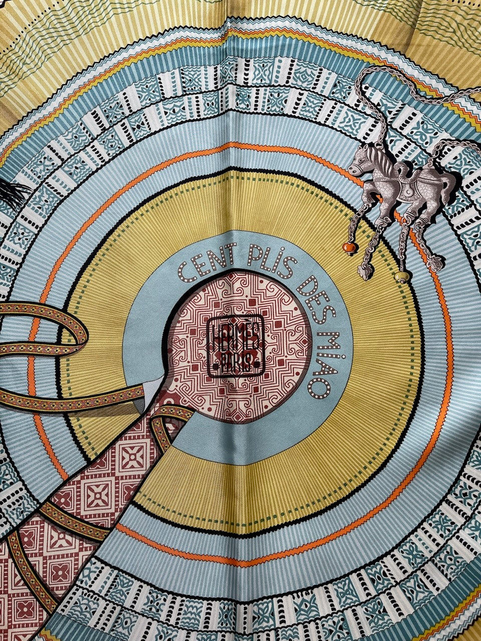 Carré 90 Hermès Les cents plis des Miao