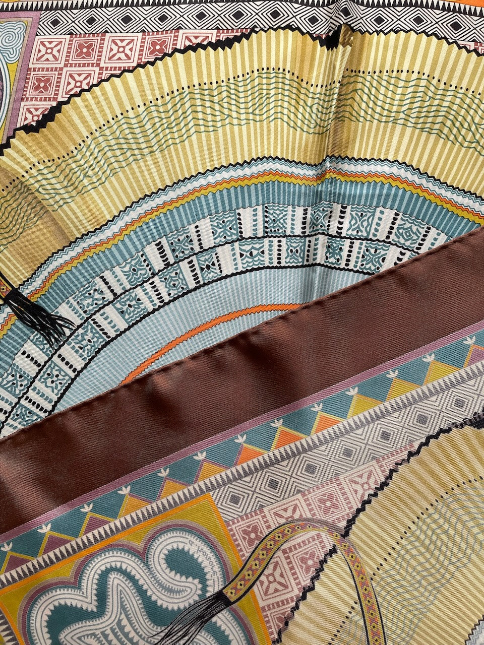 Carré 90 Hermès Les cents plis des Miao