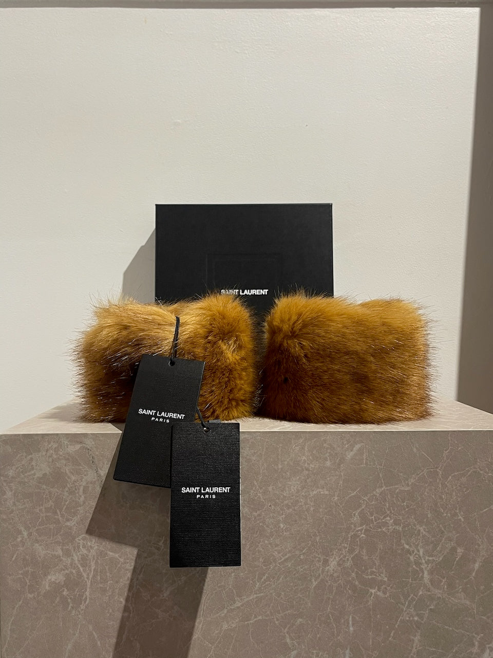 Manchettes Saint Laurent en fausse fourrure