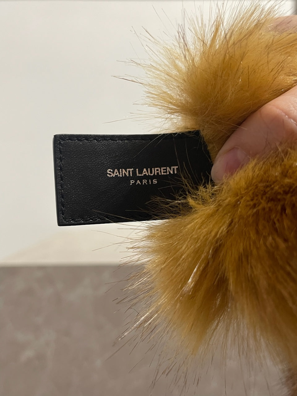 Manchettes Saint Laurent en fausse fourrure