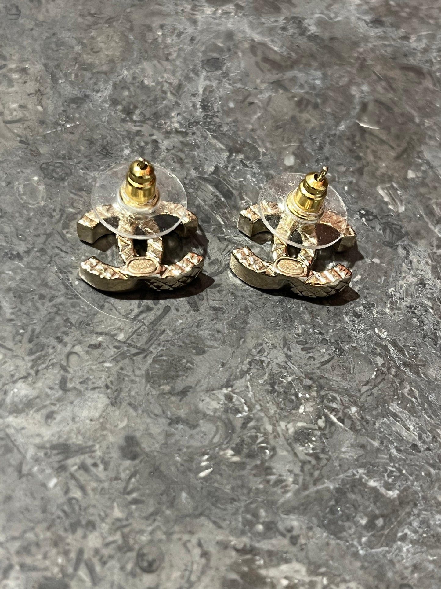 Boucles d'oreilles Chanel CC doré matelassé
