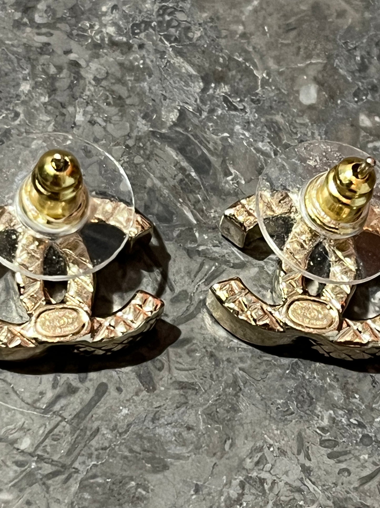 Boucles d'oreilles Chanel CC doré matelassé