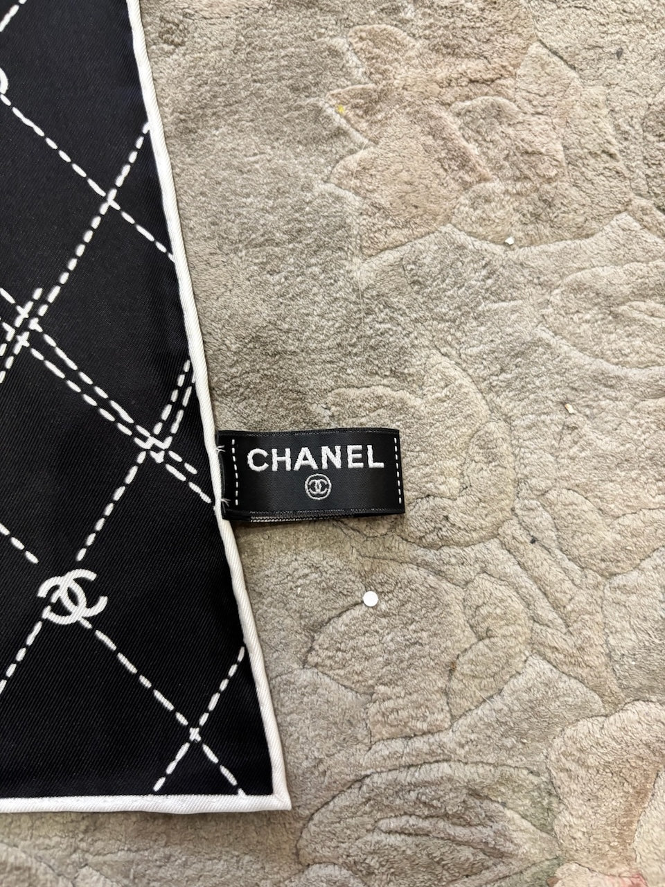 Foulard Chanel noir Camélia