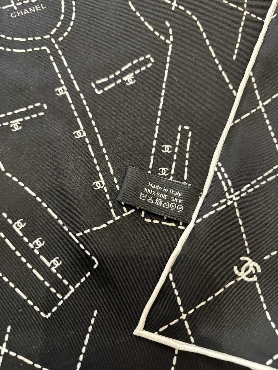 Foulard Chanel noir Camélia