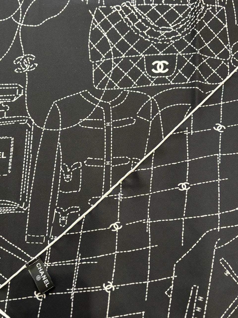 Foulard Chanel noir Camélia