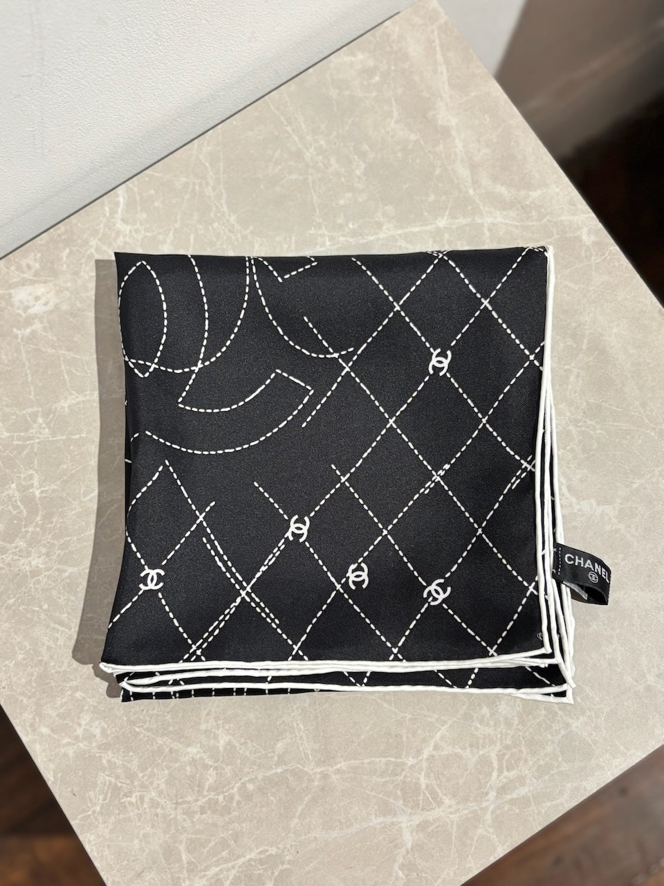 Foulard Chanel noir Camélia