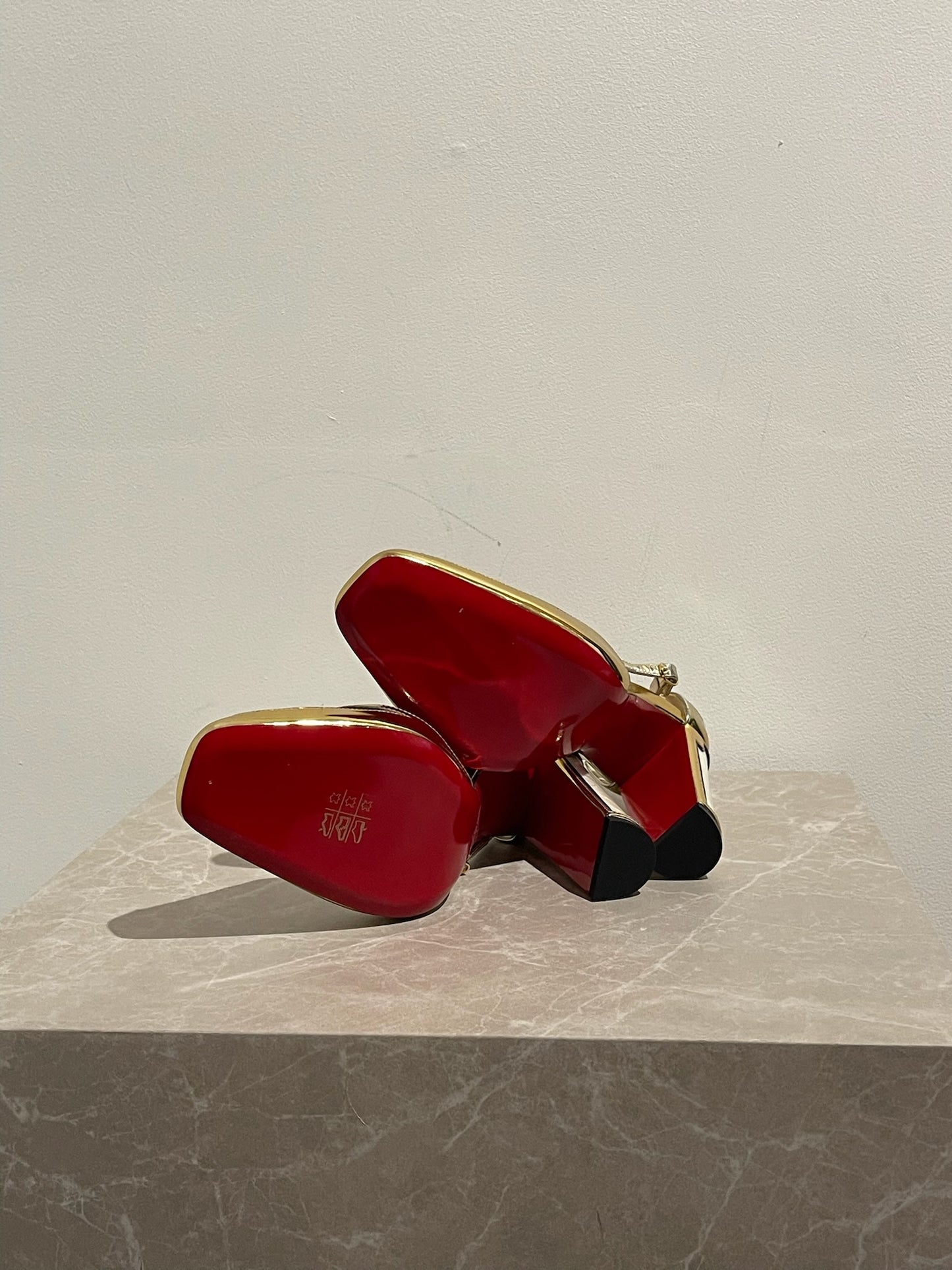 Escarpins Louboutin nacre doré T.38,5