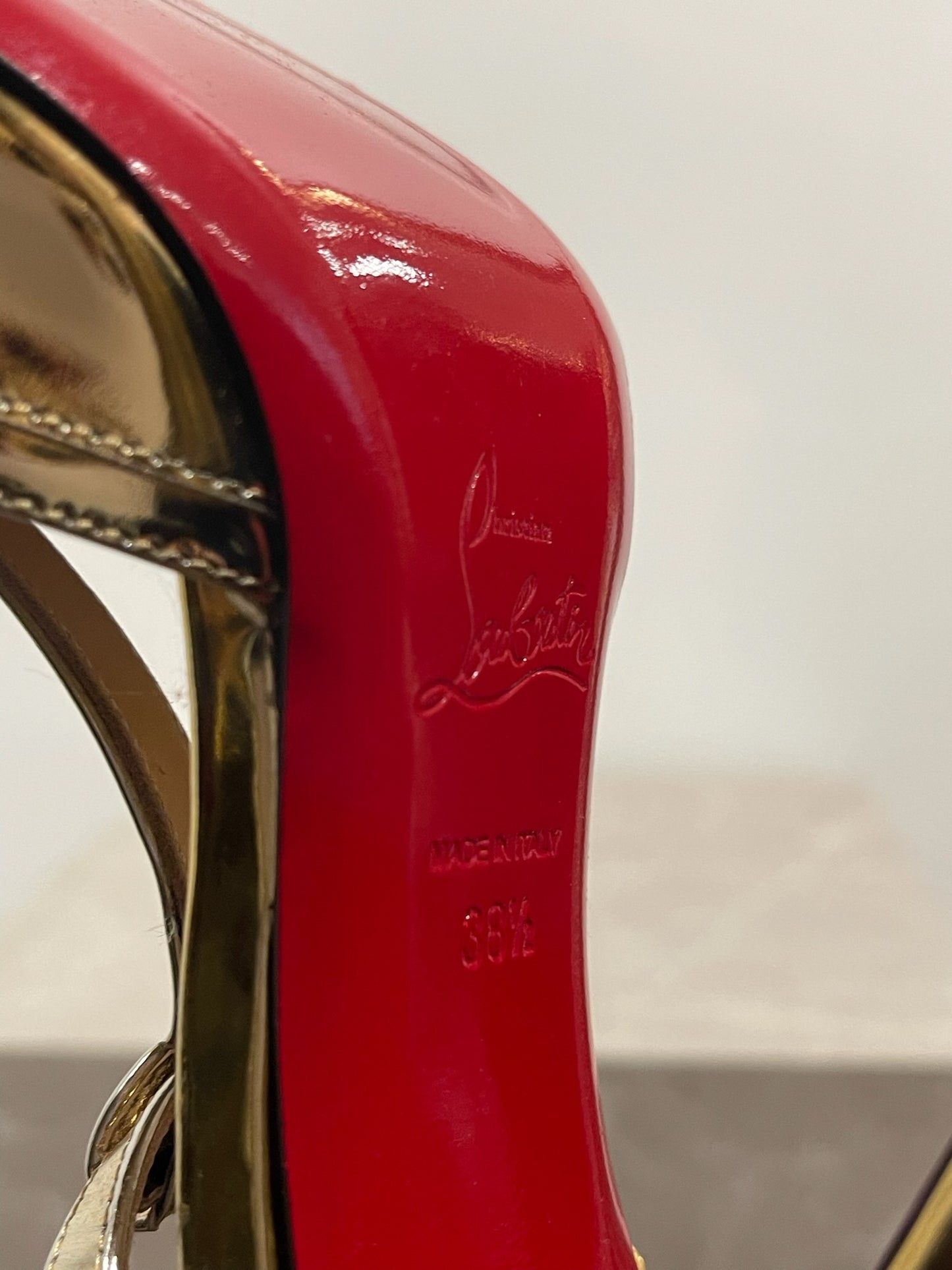 Escarpins Louboutin nacre doré T.38,5