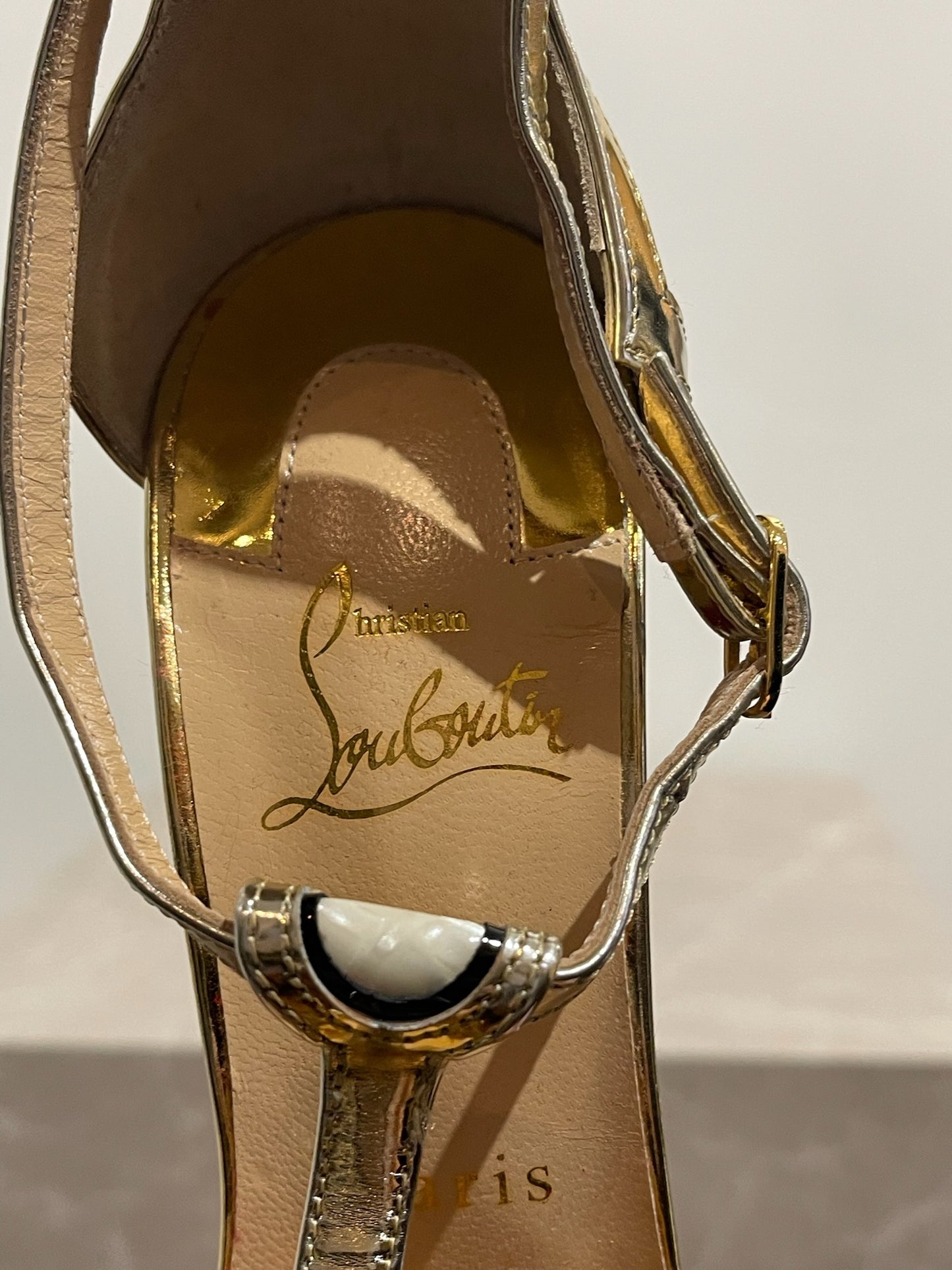 Escarpins Louboutin nacre doré T.38,5