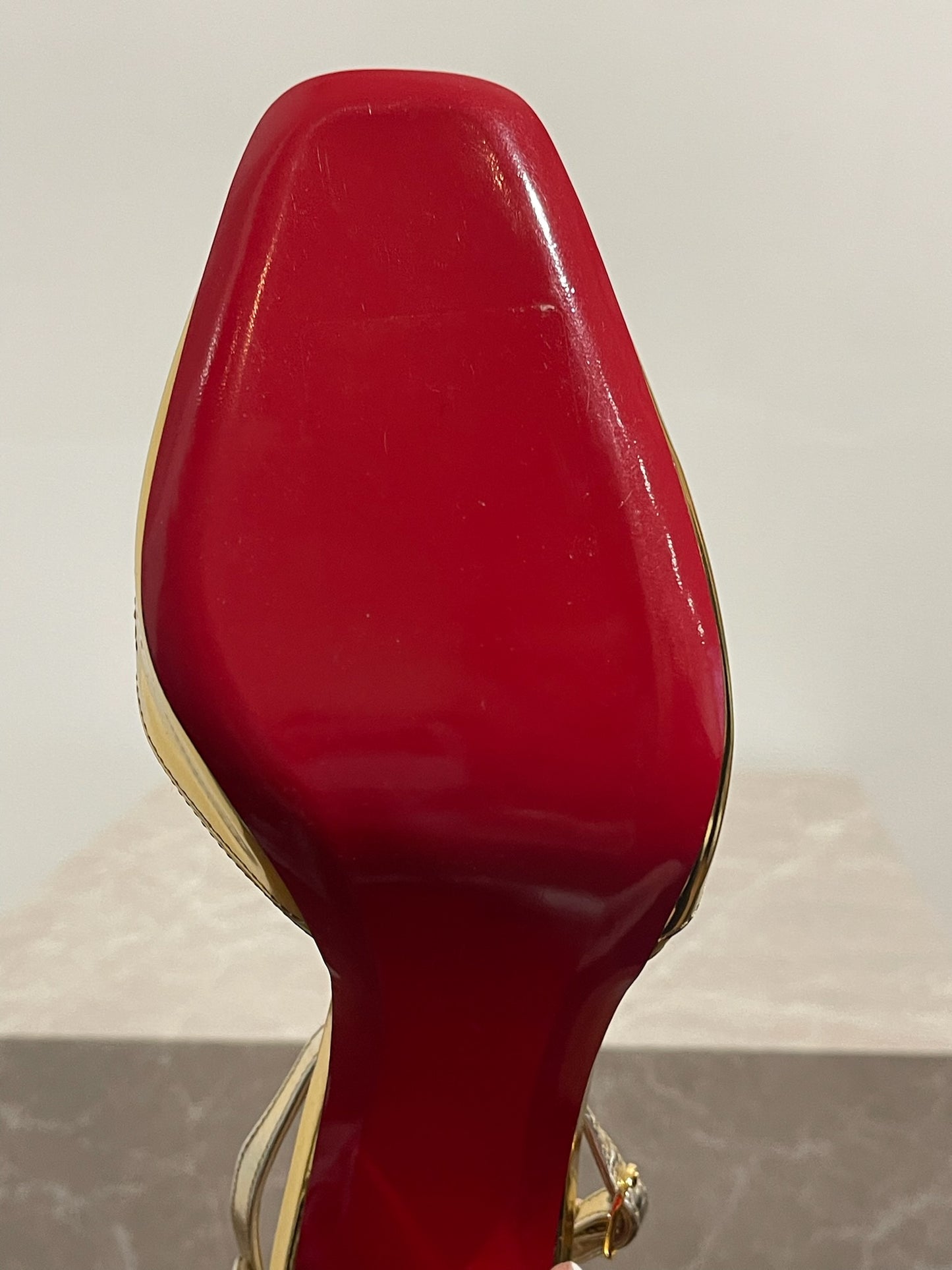 Escarpins Louboutin nacre doré T.38,5