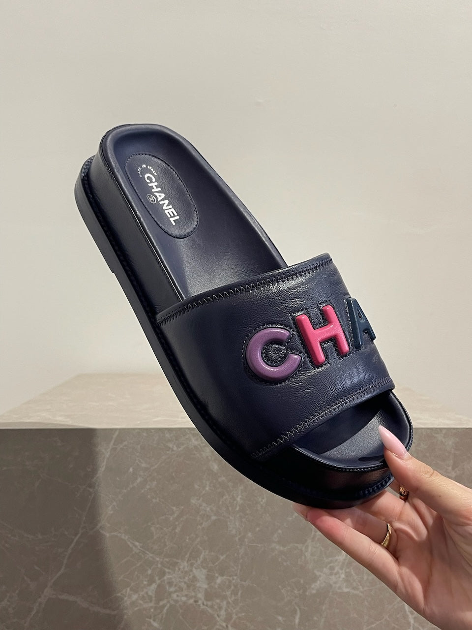 Sandales Chanel bleu marine T.39