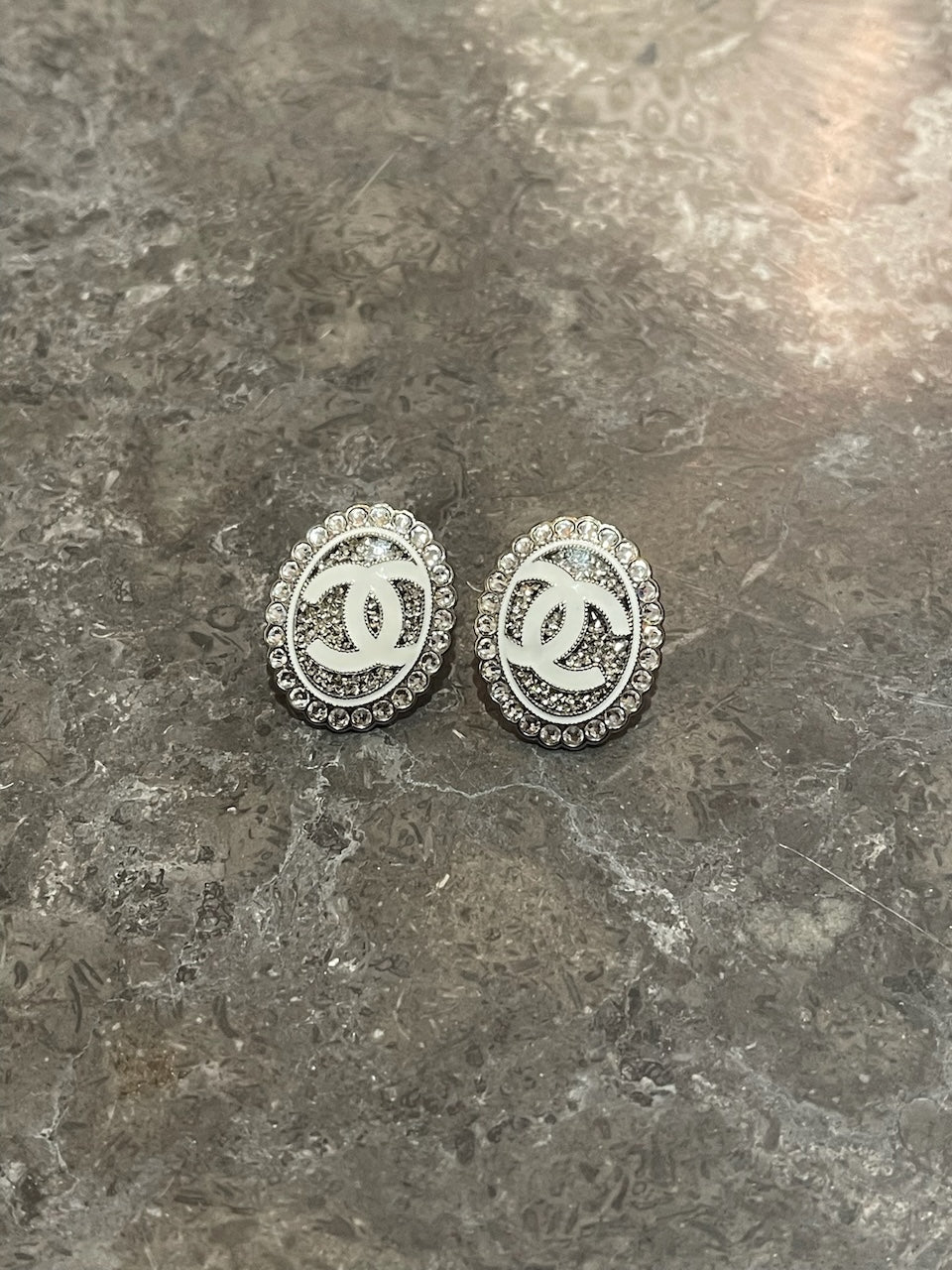 Boucles d'oreilles Chanel ovales CC