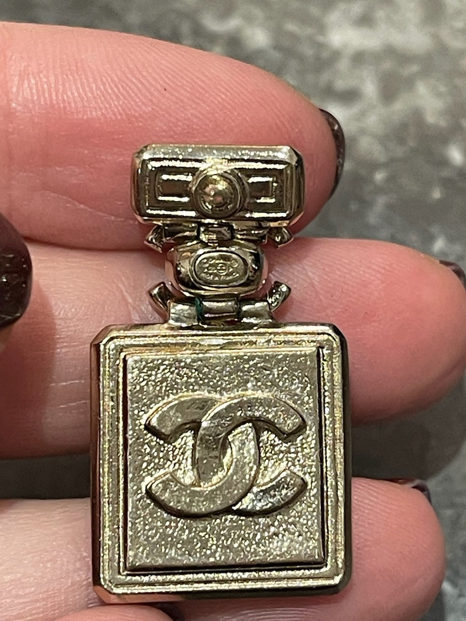 Pins Chanel Parfum doré