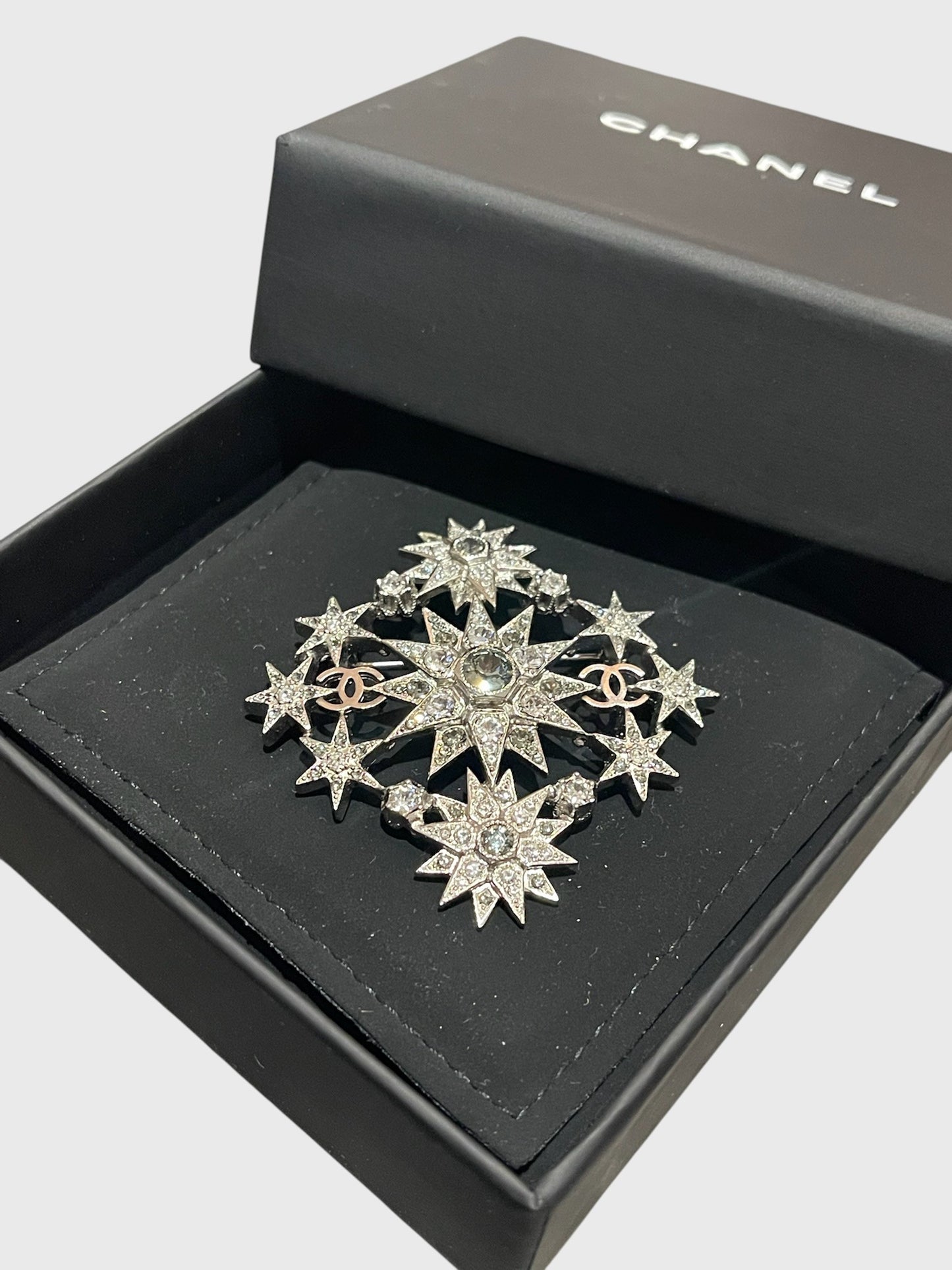 Broche Chanel argentée