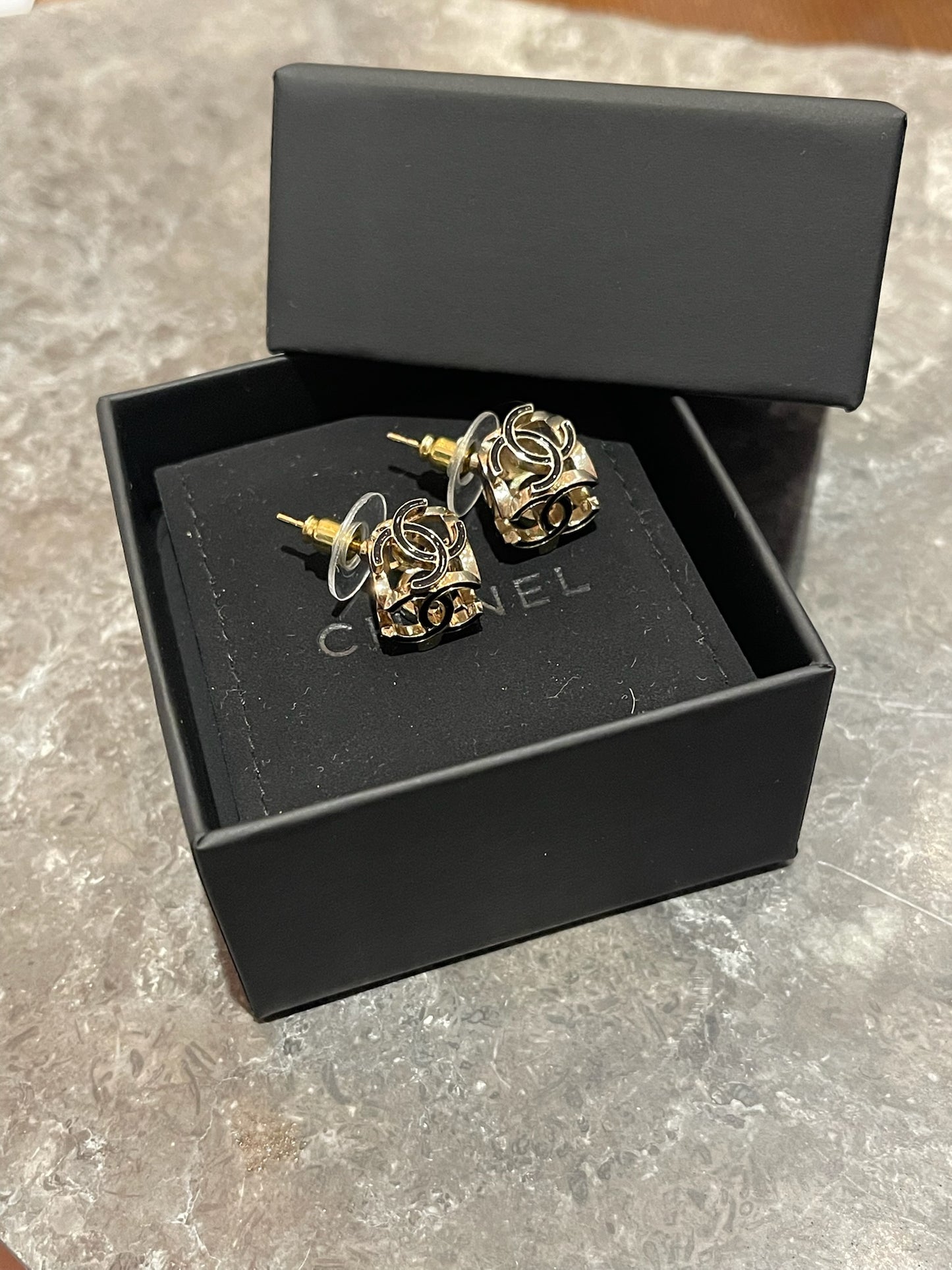 Boucles d'oreilles Chanel cube