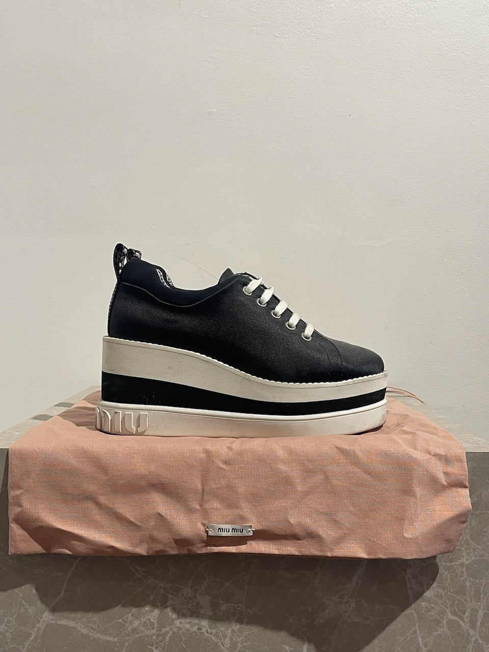 Baskets Miu Miu noires T.35,5