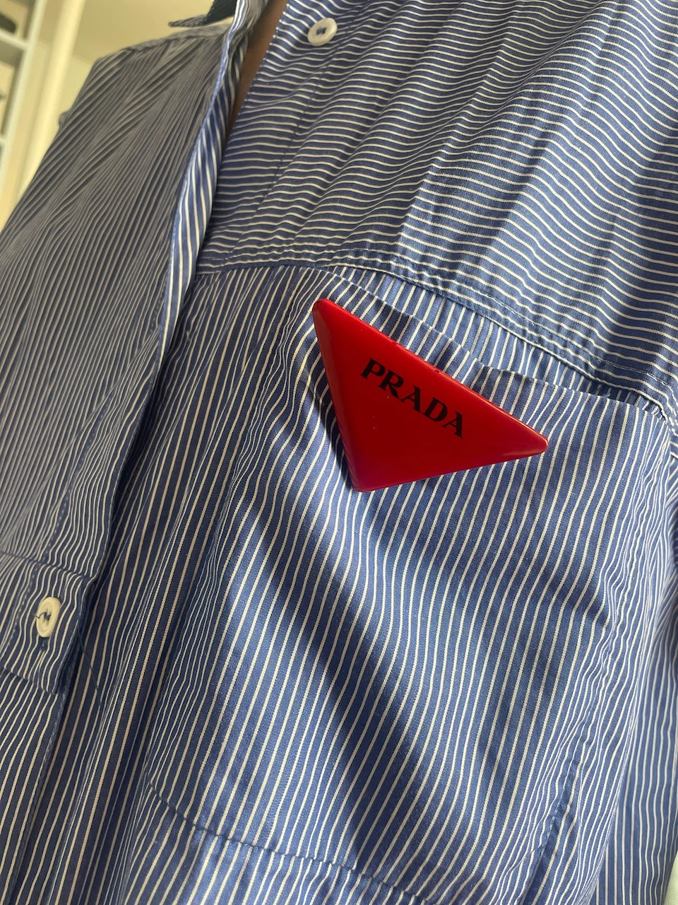 Pins Prada rouge