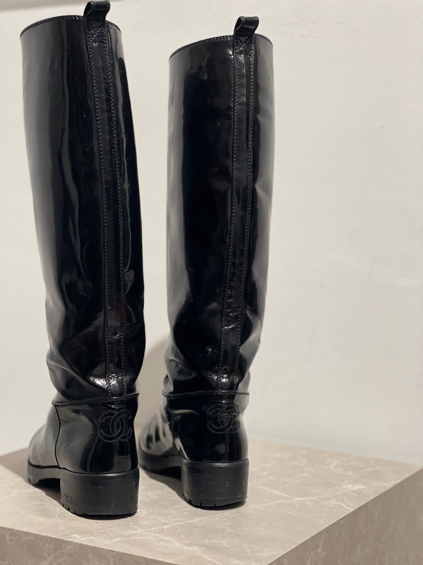 Bottes Chanel noir vernis T.36