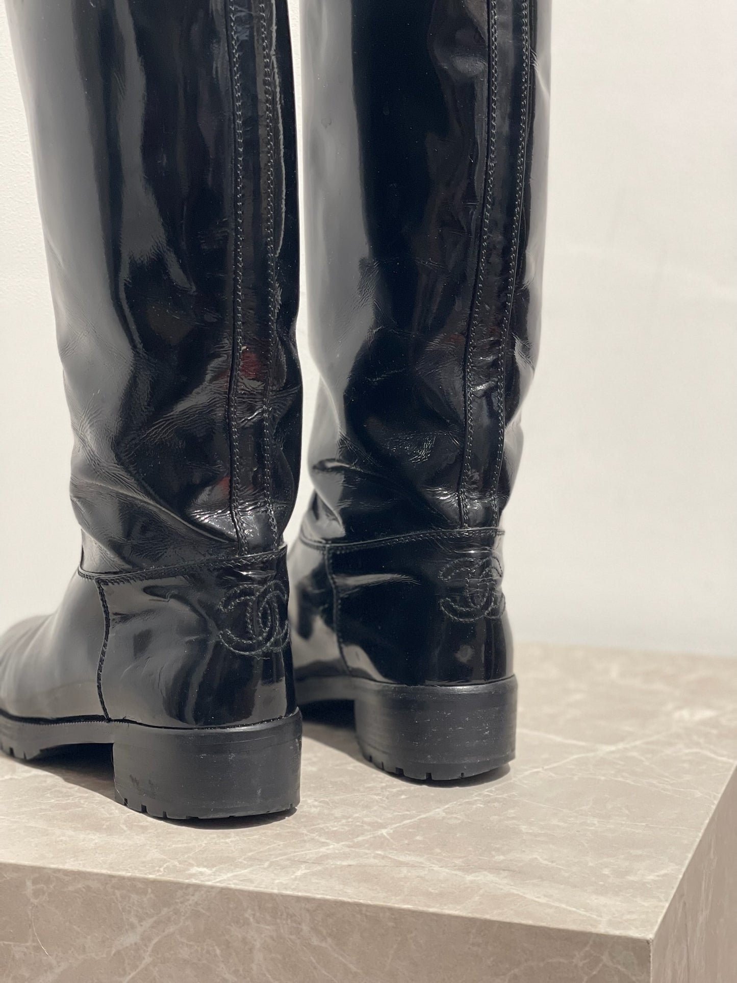 Bottes Chanel noir vernis T.36