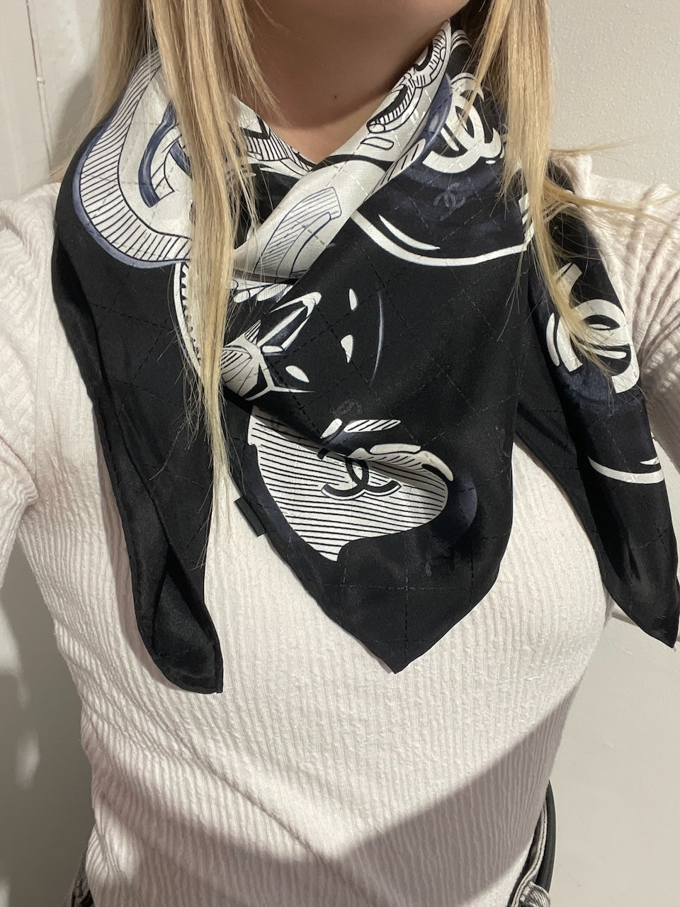 Foulard Chanel noir et bleu