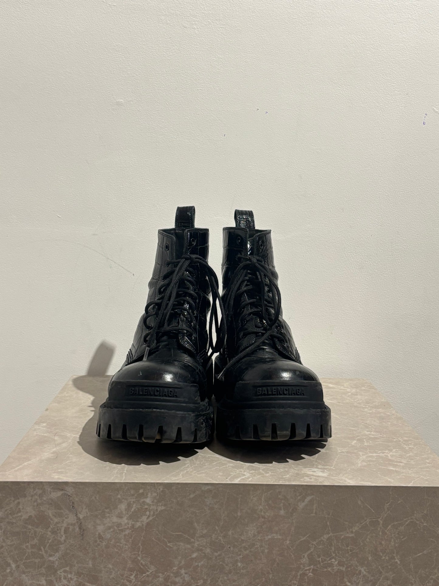 Bottines rangers Balenciaga noires T.39