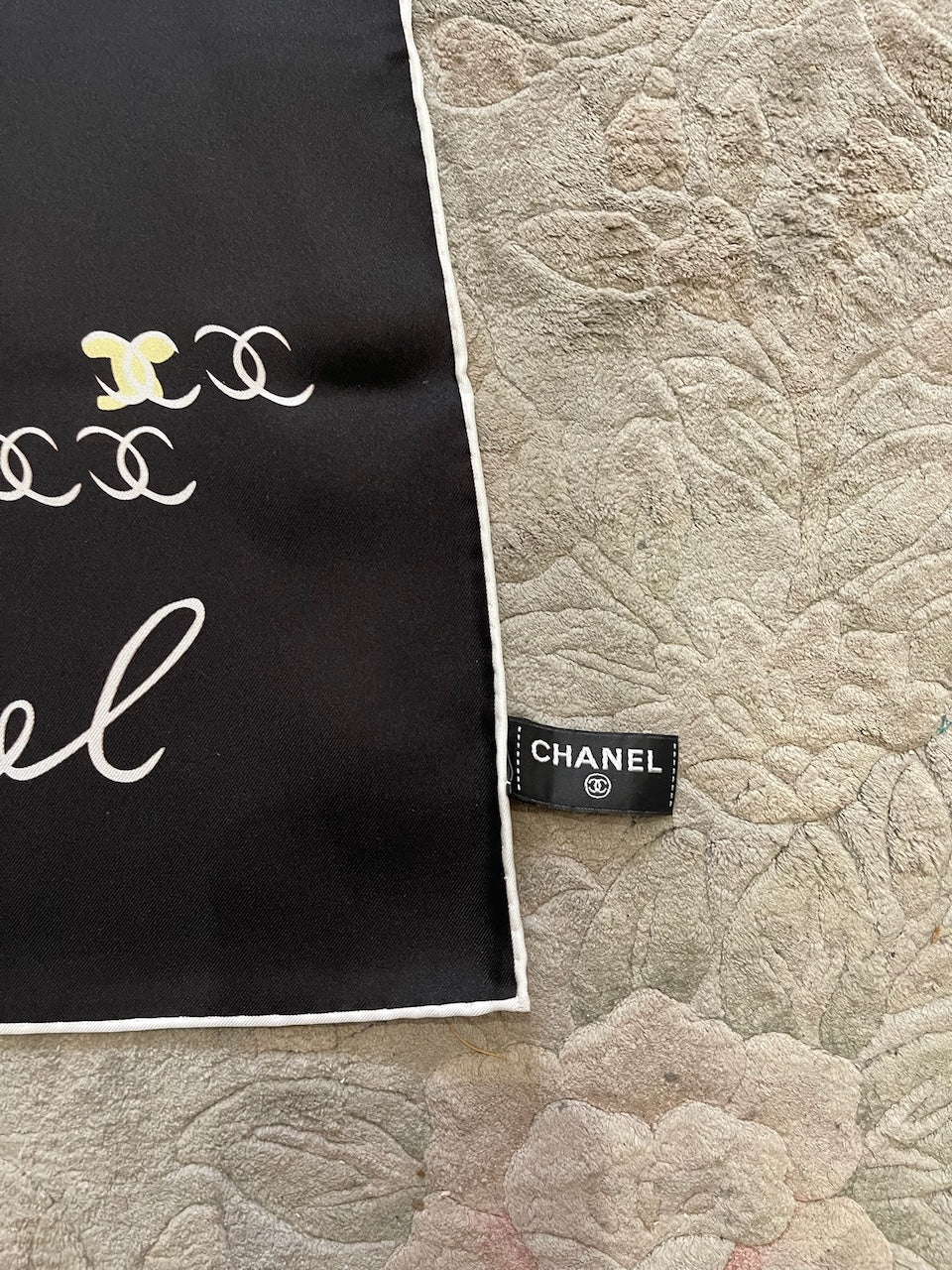 Foulard Chanel noir CC