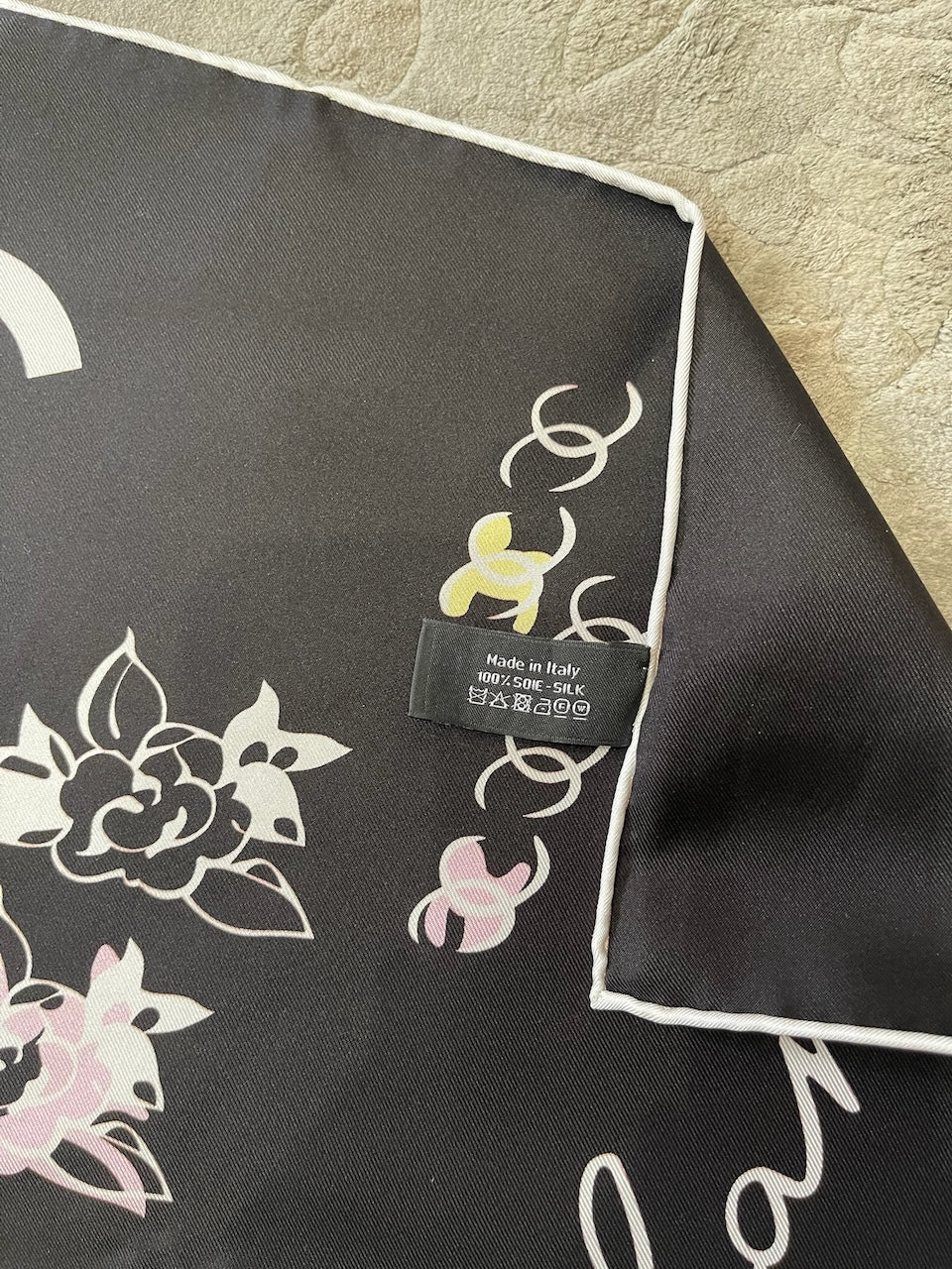 Foulard Chanel noir CC