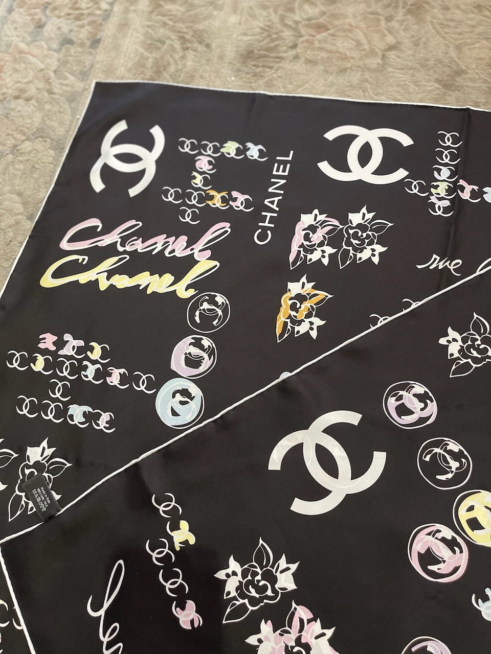 Foulard Chanel noir CC