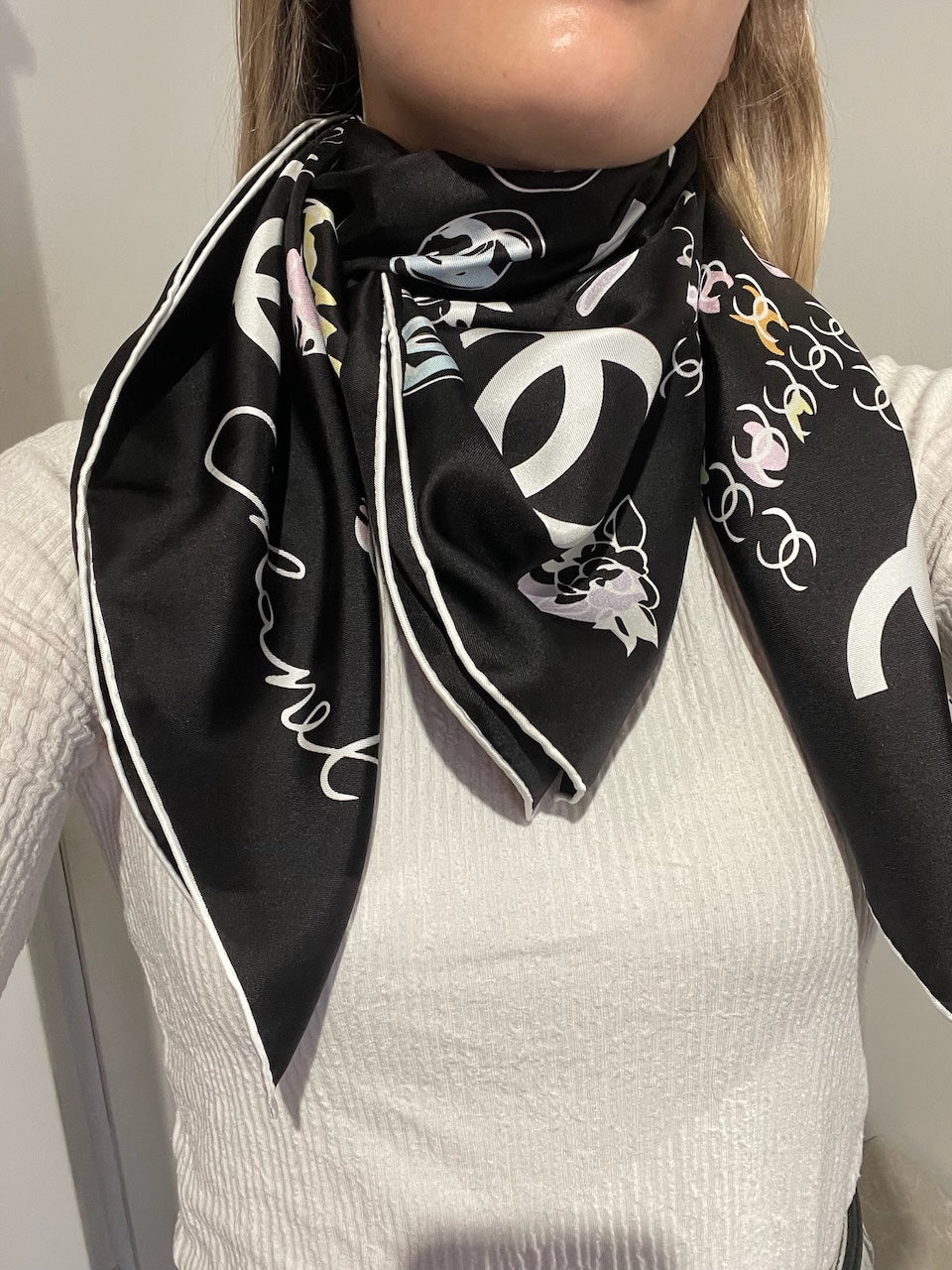 Foulard Chanel noir CC