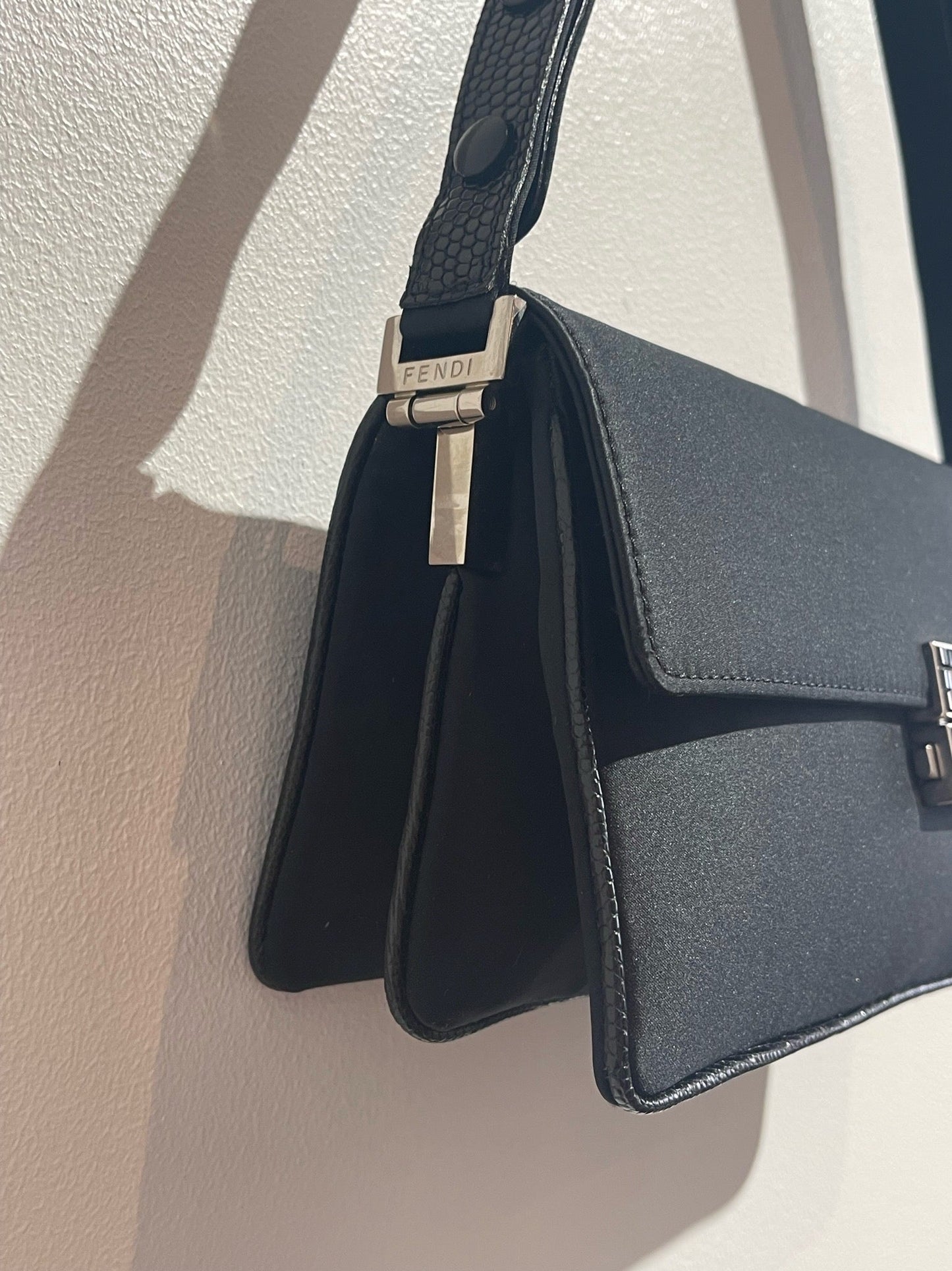 Sac Fendi Baguette satin noir