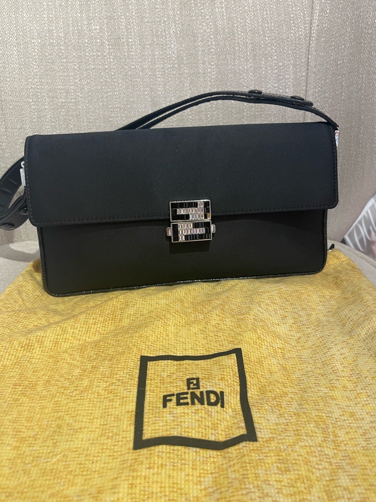 Sac Fendi Baguette satin noir