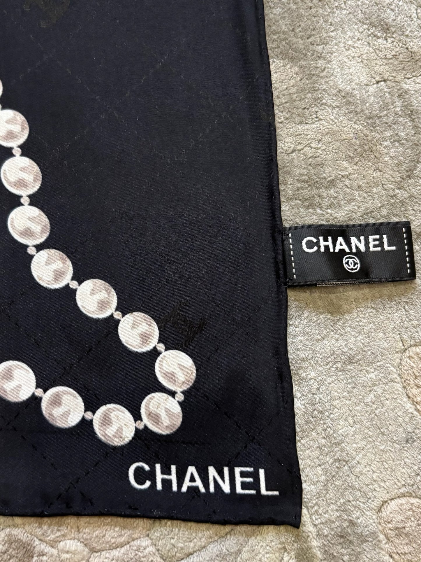 Foulard Chanel noir perles