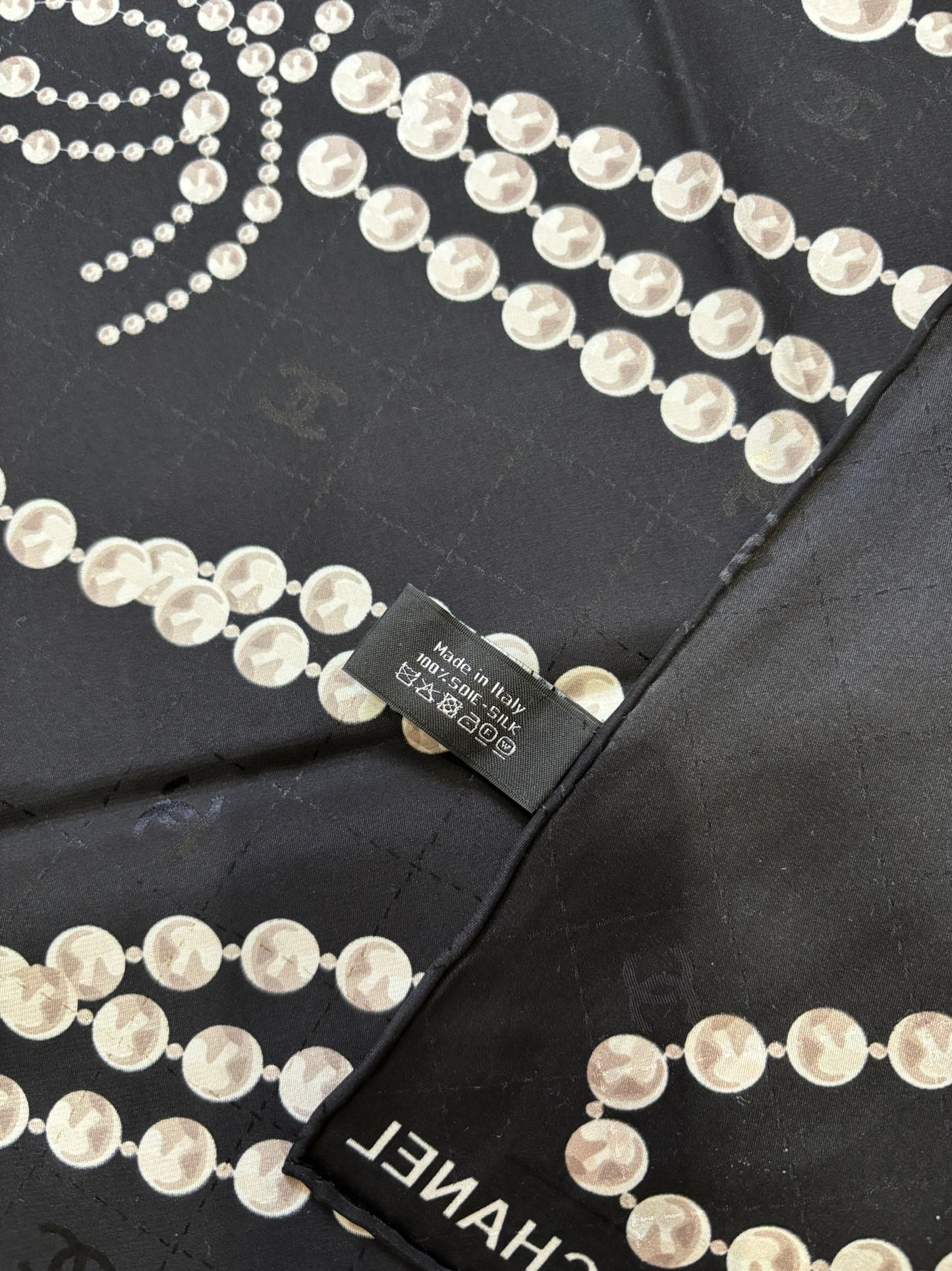 Foulard Chanel noir perles