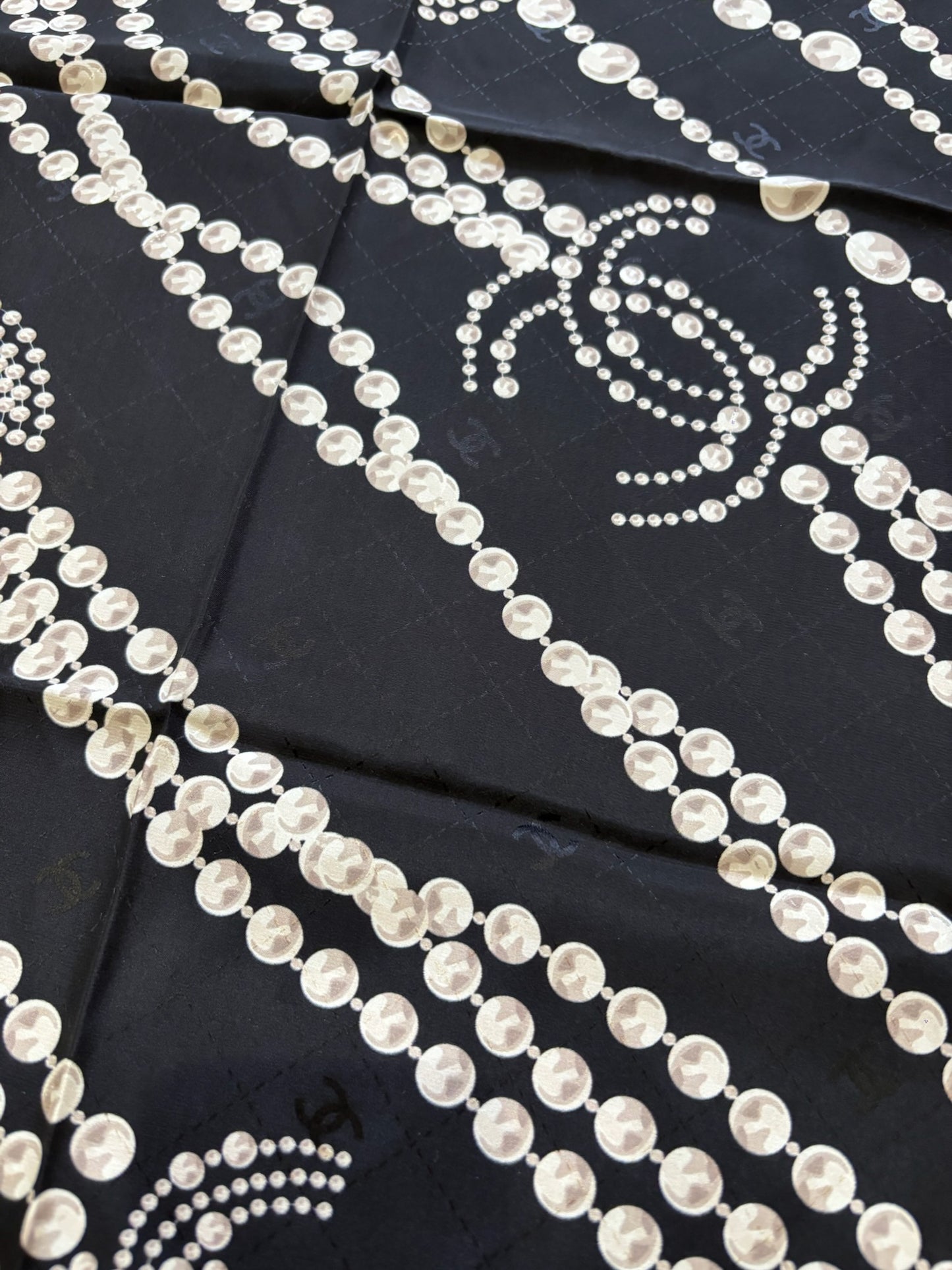 Foulard Chanel noir perles