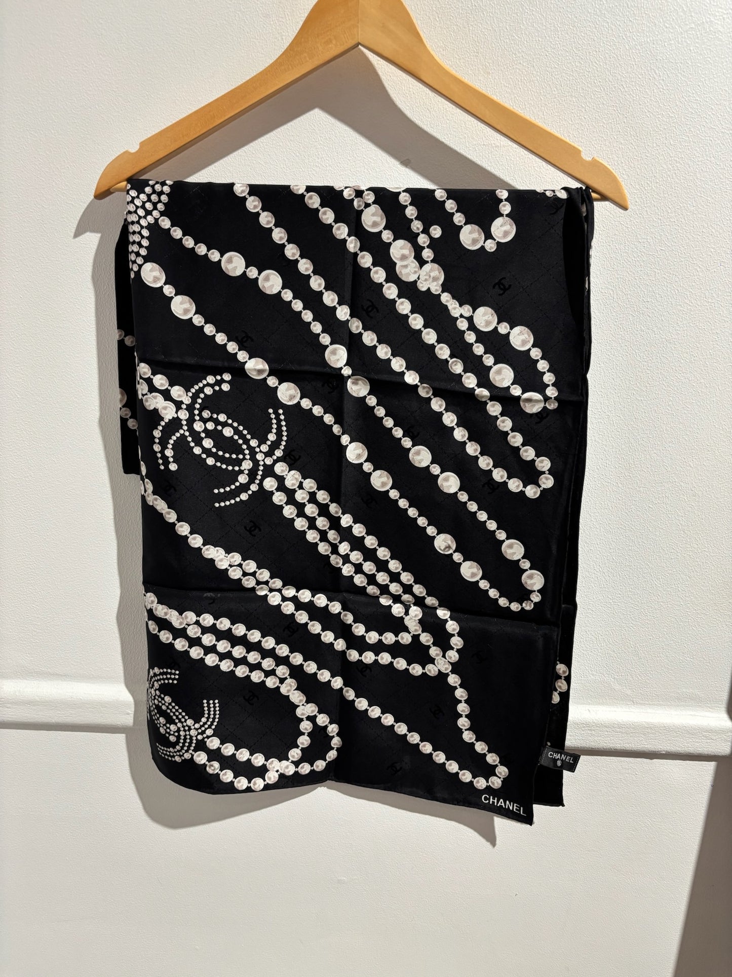Foulard Chanel noir perles
