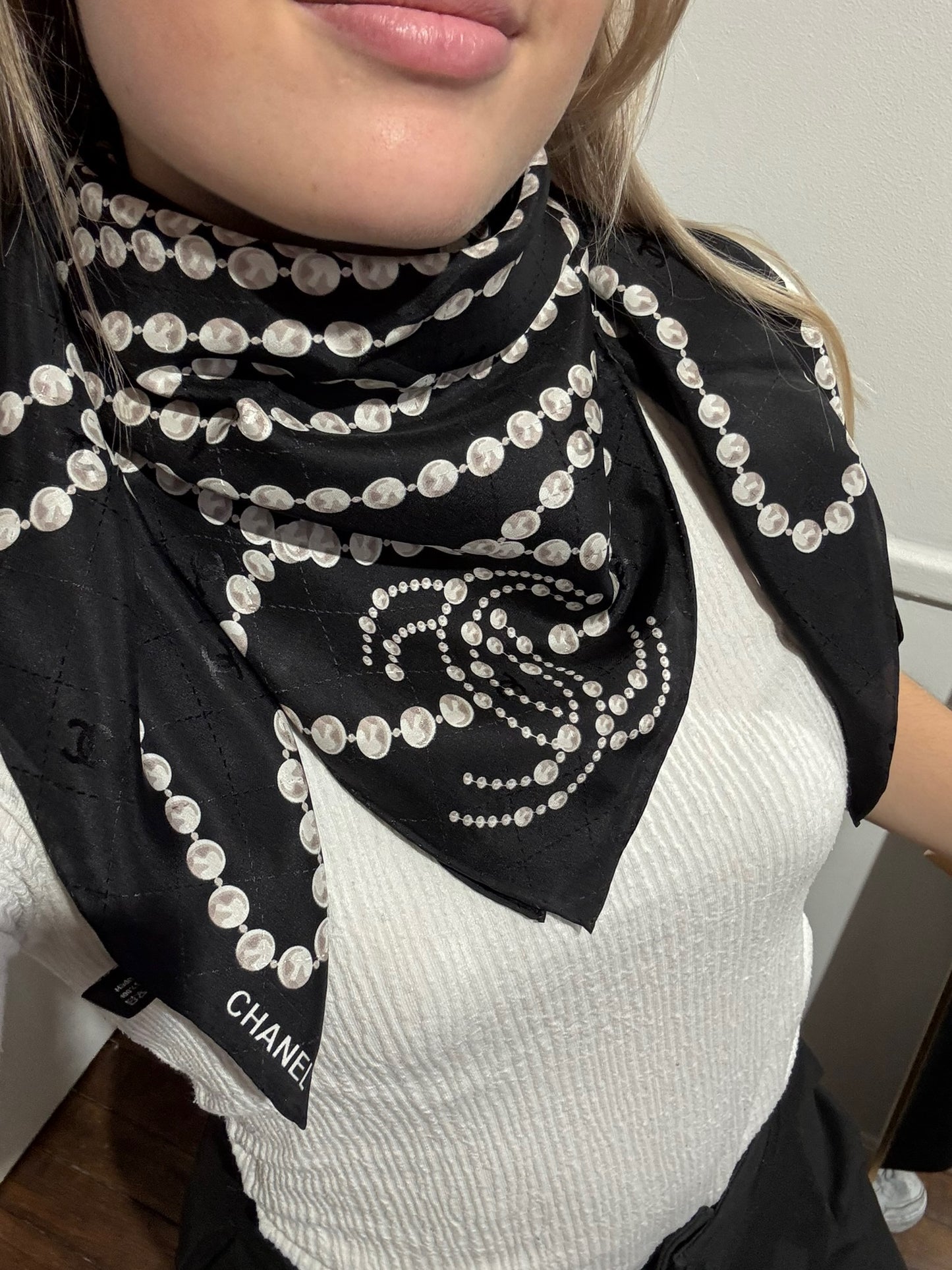 Foulard Chanel noir perles