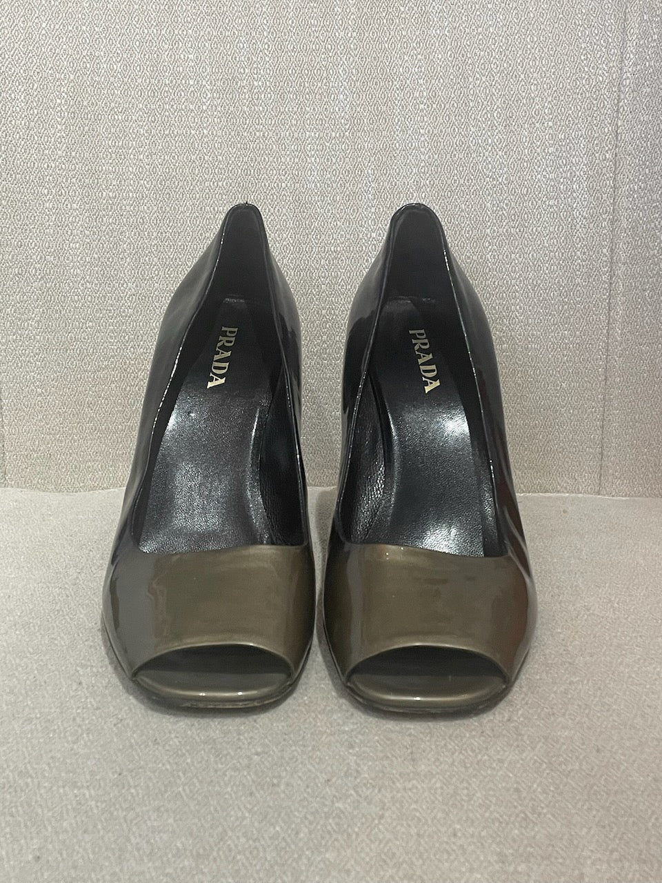 Escarpins Prada gris T.38,5
