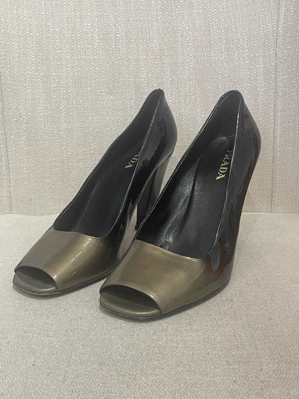 Escarpins Prada gris T.38,5