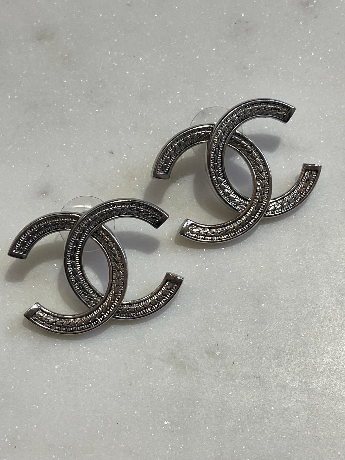 Boucles d'oreilles Chanel argentées