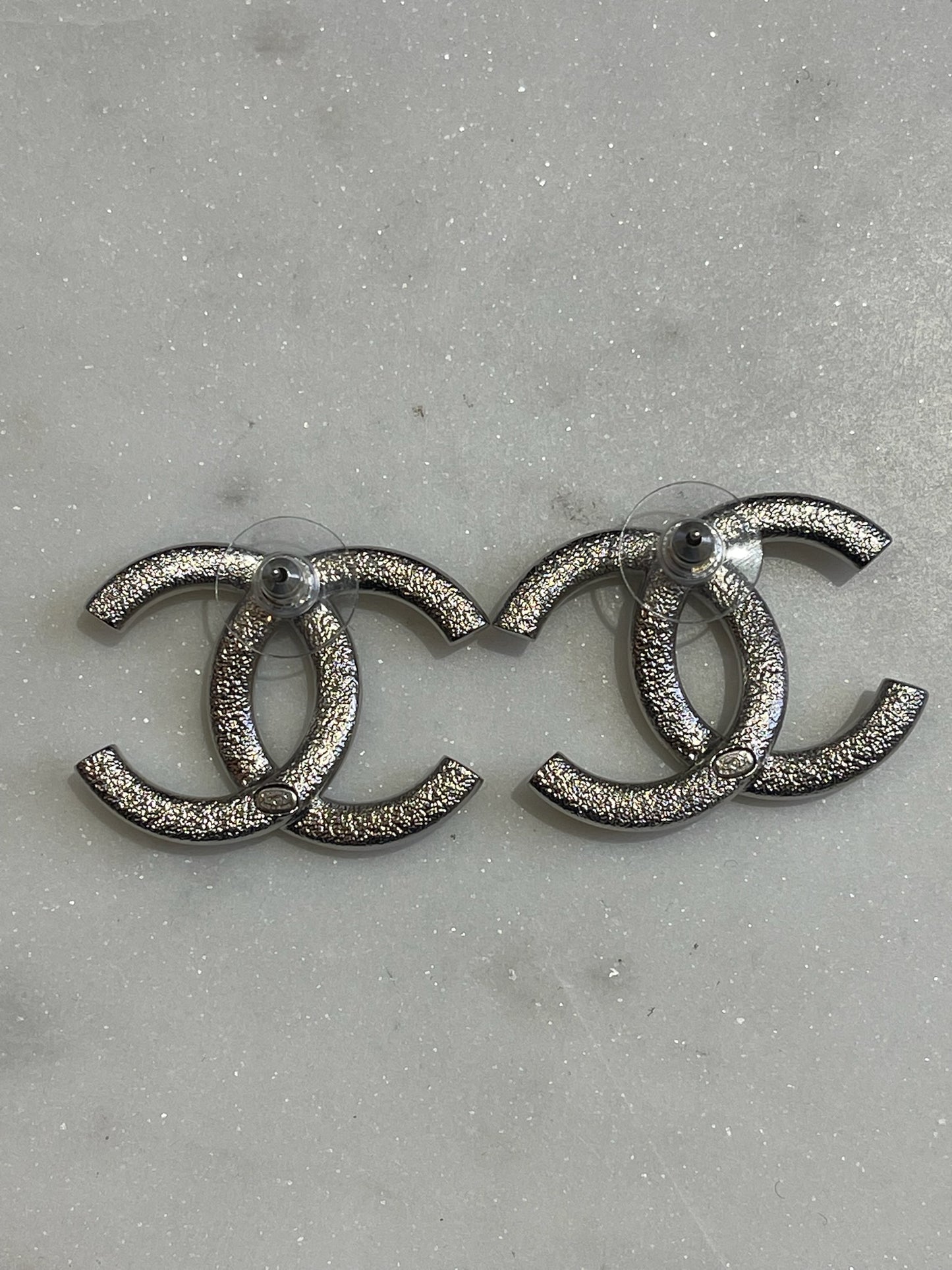 Boucles d'oreilles Chanel argentées